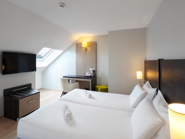 Kyriad Belfort Centre Gare : photo 2 de la chambre chambre triple avec 1 lit double et 1 lit simple