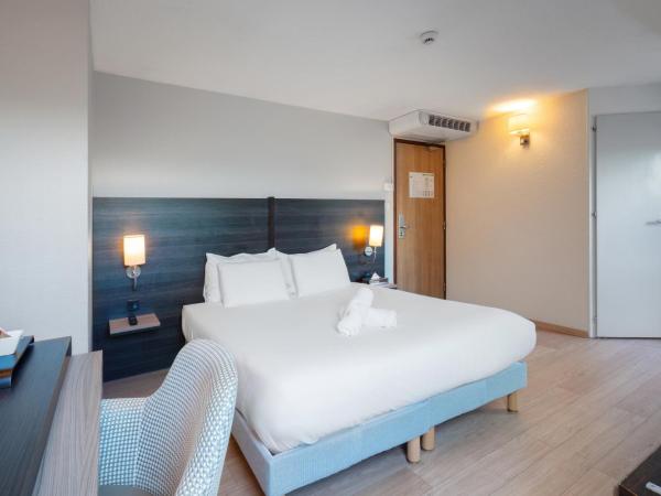 Kyriad Belfort Centre Gare : photo 1 de la chambre chambre triple avec 1 lit double et 1 lit simple