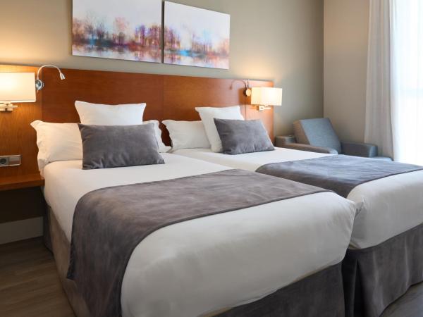 Hotel Puerta de Toledo : photo 1 de la chambre chambre double ou lits jumeaux avec lit d'appoint