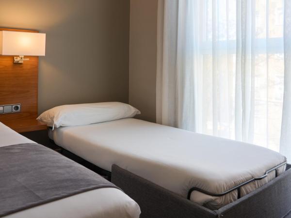 Hotel Puerta de Toledo : photo 3 de la chambre chambre double ou lits jumeaux avec lit d'appoint