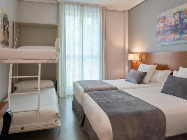 Hotel Puerta de Toledo : photo 4 de la chambre chambre familiale