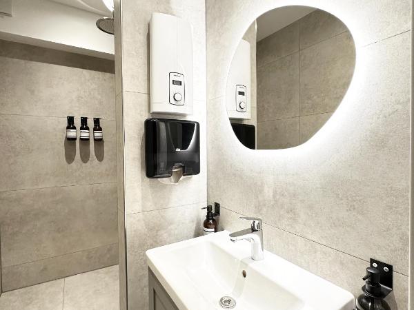 BLK Hostel : photo 10 de la chambre chambre double standard avec salle de bains commune