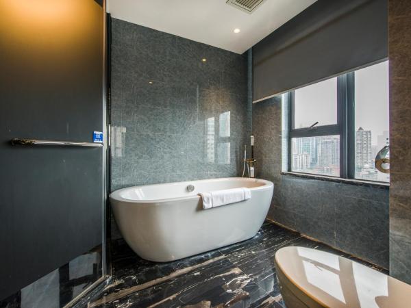 La Perle International Hotel - Free shuttle between hotel and Exhibition Center during Canton Fair & Exhibitor registration Counter : photo 10 de la chambre suite exécutive