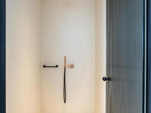 Muse Of Mykonos Luxury Suites : photo 7 de la chambre suite junior avec bain à remous extérieur