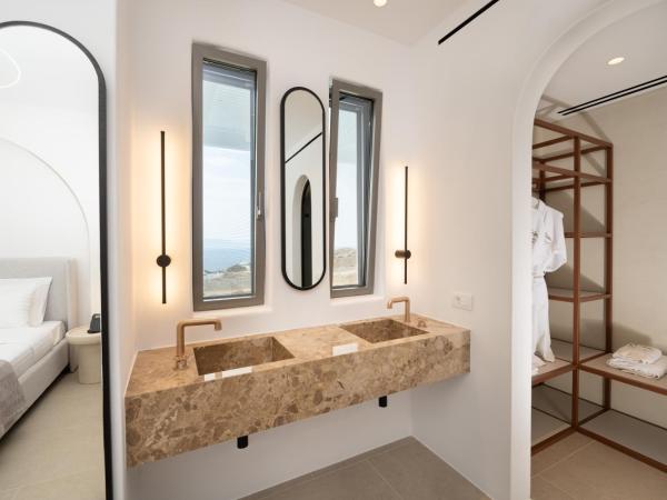 Muse Of Mykonos Luxury Suites : photo 4 de la chambre suite junior avec bain à remous extérieur