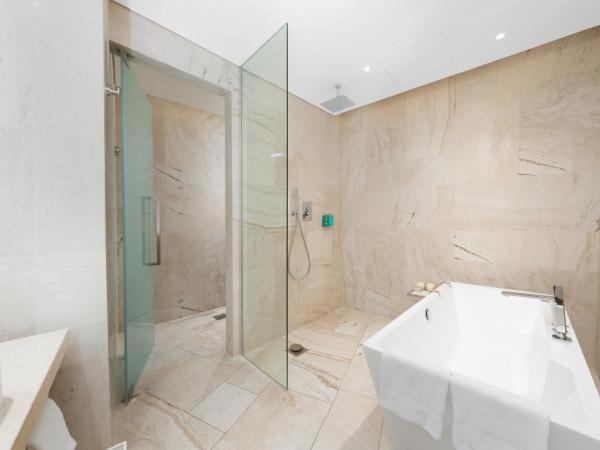 FIVE Jumeirah Village : photo 1 de la chambre suite une chambre avec bain à remous