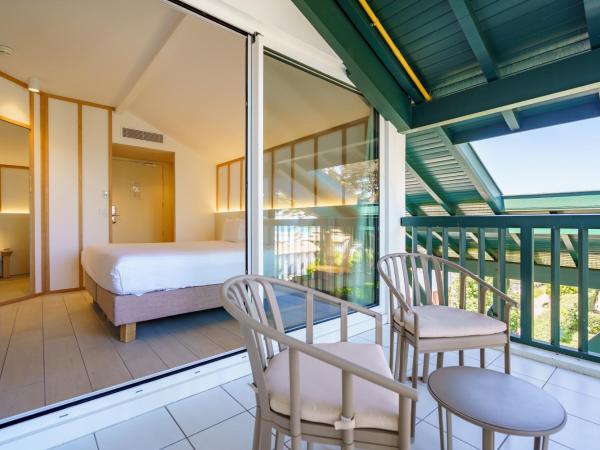 Hôtel Ibaïa - Piscine & Spa : photo 1 de la chambre chambre double - vue latérale sur mer