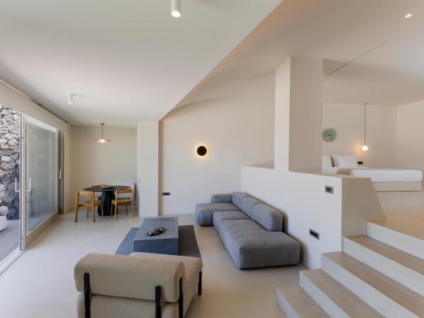 Santopaz Suites : photo 9 de la chambre lava suite with plunge pool and partial sea view