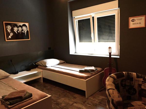 Rock Rooms Pula : photo 2 de la chambre chambre lits jumeaux avec salle de bains