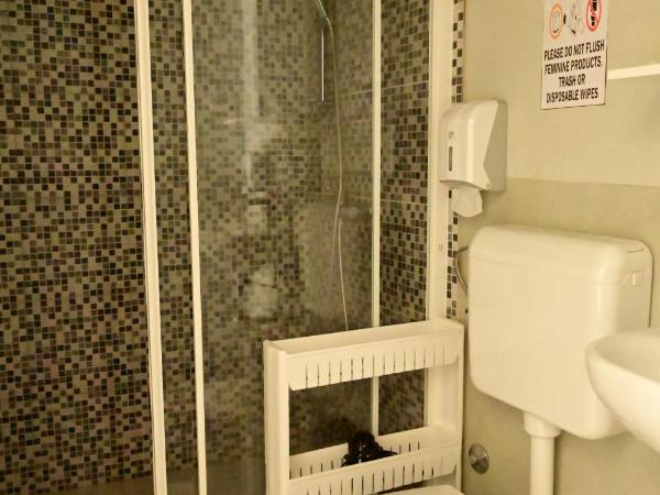 Rock Rooms Pula : photo 8 de la chambre chambre lits jumeaux avec salle de bains