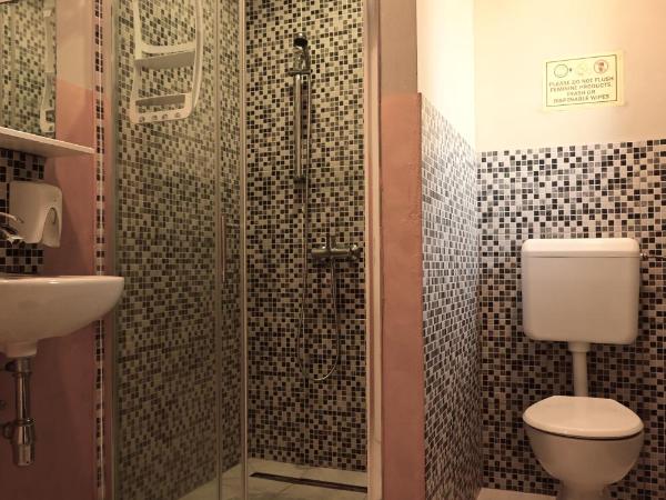 Rock Rooms Pula : photo 8 de la chambre chambre lits jumeaux avec salle de bains