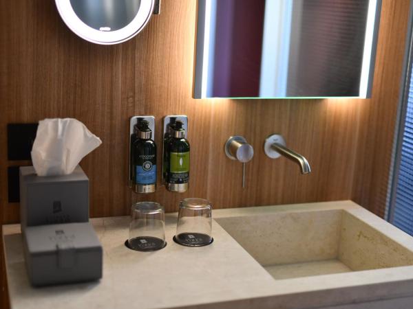 Palazzo Tirso MGallery Cagliari : photo 6 de la chambre chambre supérieure avec vue sur la baie