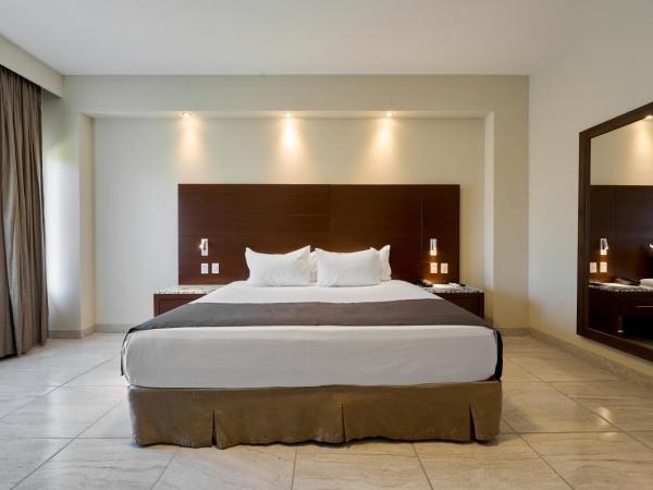 Hotel Estancia Business Class : photo 5 de la chambre suite lit king-size avec baignoire spa