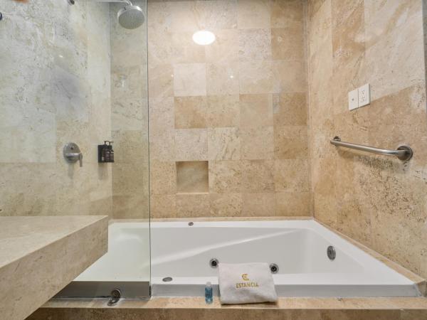 Hotel Estancia Business Class : photo 6 de la chambre suite lit king-size avec baignoire spa