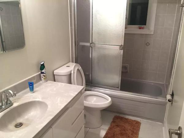 Private Rooms, Free Parking, Full Kitchen, Best Prices in Town- York University Heights : photo 7 de la chambre chambre triple