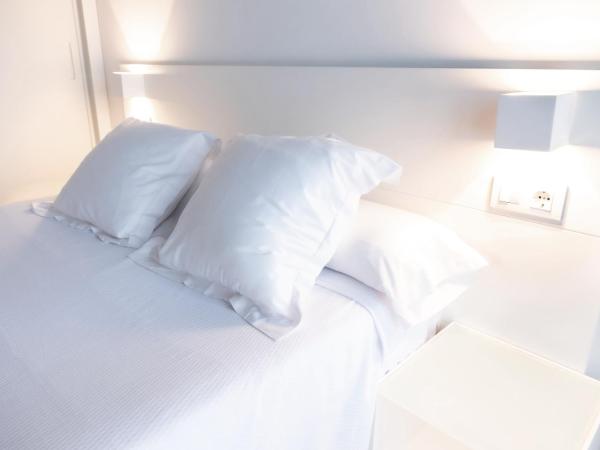 Hotel Montes : photo 2 de la chambre suite junior avec balcon