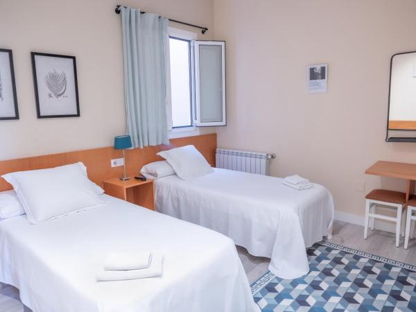 Hotel Montes : photo 3 de la chambre chambre lits jumeaux pour personnes à mobilité réduite