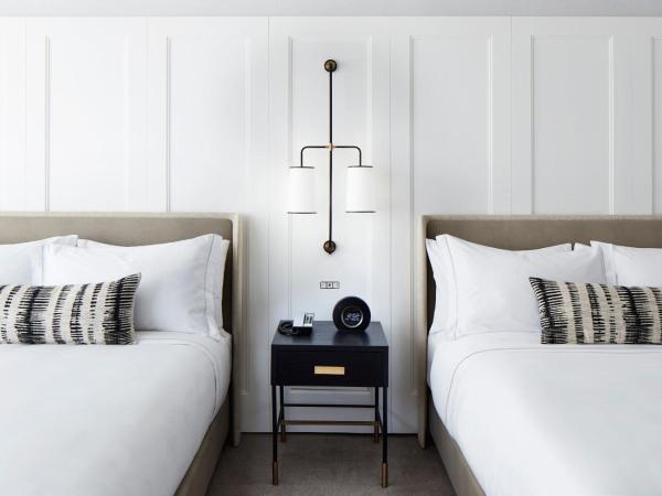 The Luxury Collection Hotel Manhattan Midtown : photo 3 de la chambre suite 1 chambre avec 2 lits queen-size et salon - vue sur ville