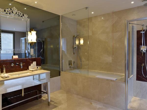 CVK Park Bosphorus Hotel Istanbul : photo 6 de la chambre suite park prestige suites lit king-size