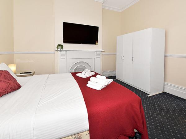 206DR2 & 3 - Large Rooms in Carlton 2BR Apt! AC, Smart TV, Pkg! : photo 1 de la chambre chambre double