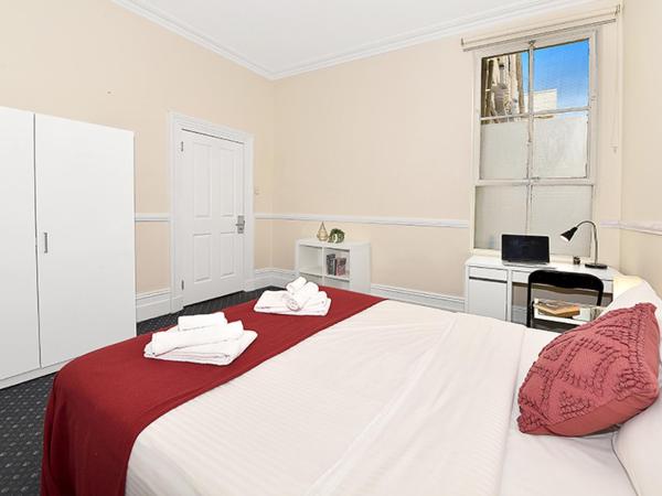 206DR2 & 3 - Large Rooms in Carlton 2BR Apt! AC, Smart TV, Pkg! : photo 2 de la chambre chambre double