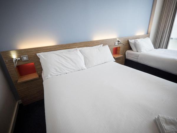 Travelodge Limerick Castletroy : photo 1 de la chambre chambre triple