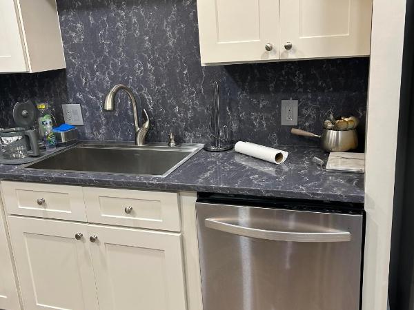 A Luxury Master Bedroom in a Condo : photo 5 de la chambre chambre familiale avec salle de bains commune