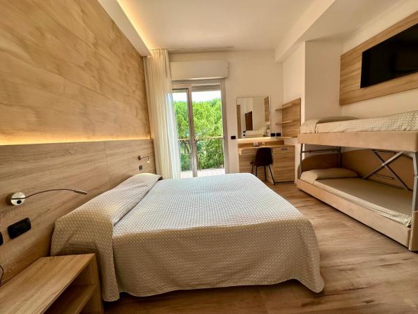 Hotel Beau Rivage Pineta : photo 1 de la chambre chambre quadruple premium