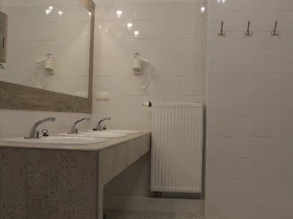 Hostel Lwowska 11 : photo 2 de la chambre chambre double avec salle de bains commune