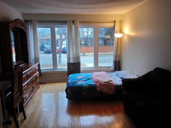 Private Rooms, Free Parking, Full Kitchen, Best Prices in Town- York University Heights : photo 1 de la chambre chambre familiale