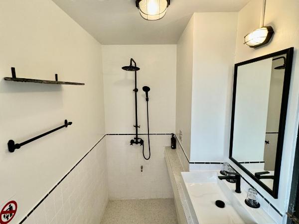 The51Hometel : photo 9 de la chambre chambre triple avec salle de bains privative