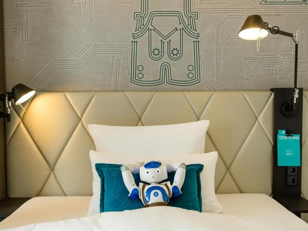 Motel One München-Parkstadt Schwabing : photo 10 de la chambre chambre lit king-size