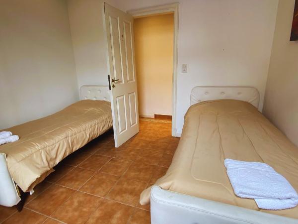 Casa en el Encantador San Telmo - 8 habitaciones : photo 9 de la chambre chambre lits jumeaux avec salle de bains commune