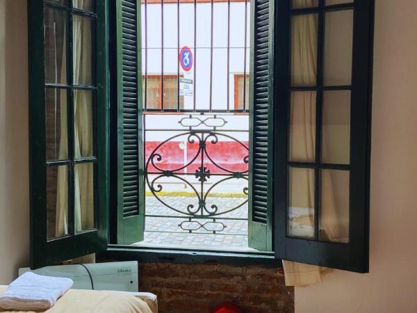 Casa en el Encantador San Telmo - 8 habitaciones : photo 3 de la chambre chambre lits jumeaux avec salle de bains commune