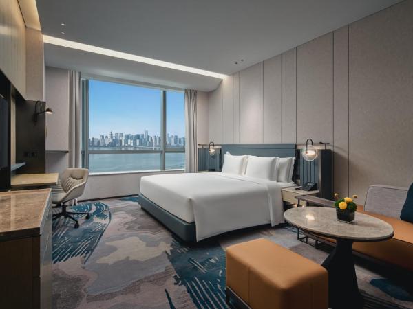 Crowne Plaza Hangzhou Riverside, an IHG Hotel : photo 4 de la chambre chambre lit king-size avec vue sur la rivière