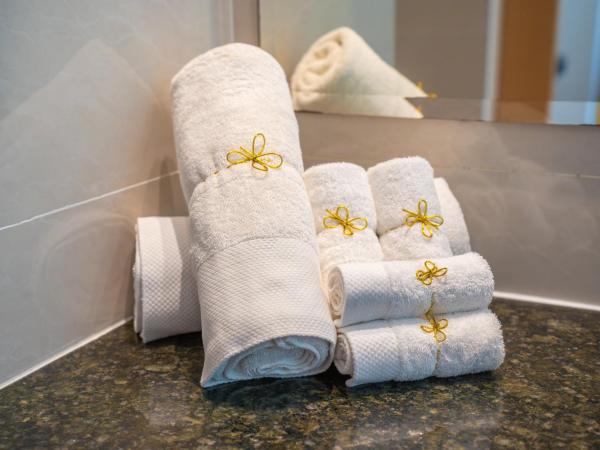 The Waterfront Hotel Kuching : photo 3 de la chambre deluxe twin (compound view)