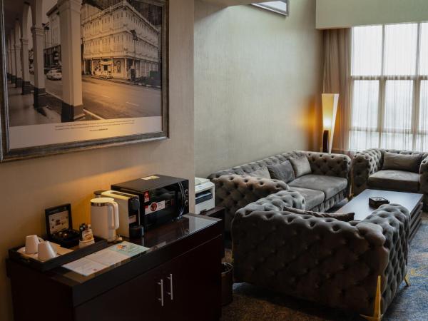 The Waterfront Hotel Kuching : photo 6 de la chambre brooke loft suite
