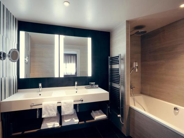 Mercure Orange Centre A7/A9 : photo 2 de la chambre suite avec 1 lit double et 1 canapé-lit