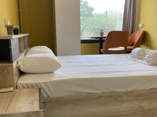 26 Amalias : photo 2 de la chambre chambre double standard avec salle de bains commune