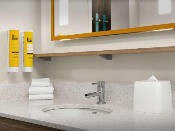 Tru by Hilton Jacksonville West I 295 : photo 5 de la chambre chambre lit king-size avec douche à l'italienne