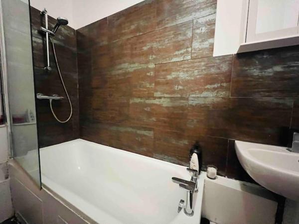 St Pancras Private Rooms : photo 6 de la chambre chambre double standard avec salle de bains commune