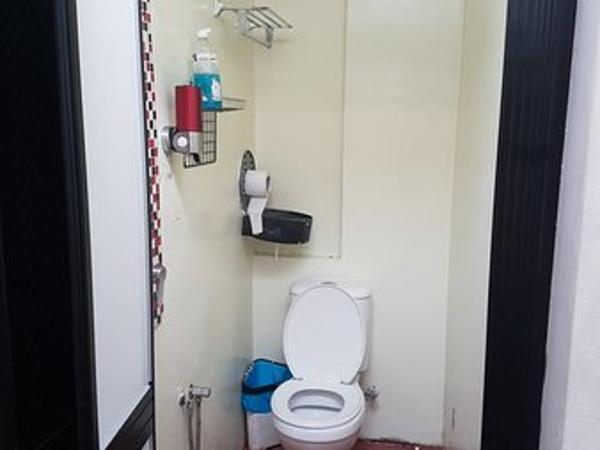 Red Inn Court : photo 6 de la chambre chambre lits jumeaux standard avec salle de bains commune