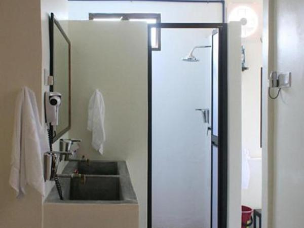 Red Inn Court : photo 3 de la chambre chambre lits jumeaux standard avec salle de bains commune