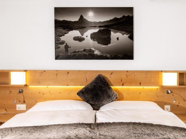 Hotel Matterhornblick : photo 10 de la chambre chambre lits jumeaux avec balcon