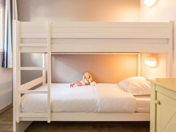 Résidence Pierre & Vacances l'Ange Gardien : photo 6 de la chambre two-bedroom apartment with air conditioning and terrace (7 people) - sea view