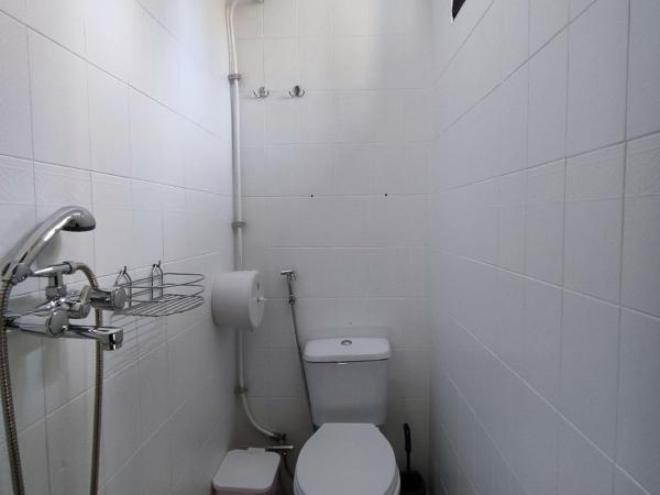 Rhodes Youth Hostel Adults only 18-40 : photo 6 de la chambre lit simple dans dortoir pour femmes