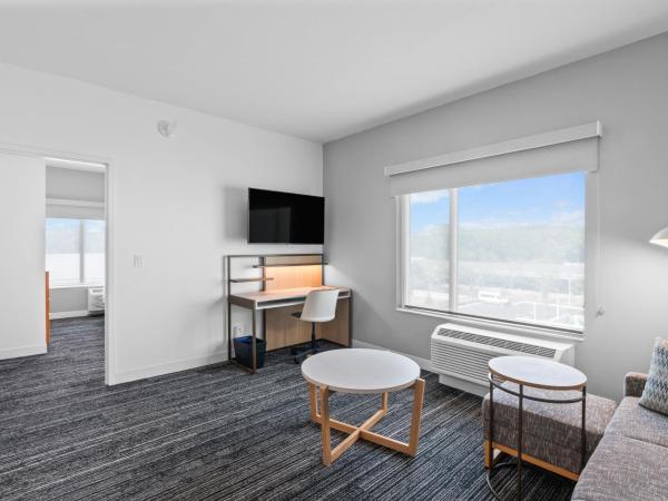 TownePlace Suites Jacksonville Airport : photo 3 de la chambre suite 1 chambre lit king-size avec canapé-lit