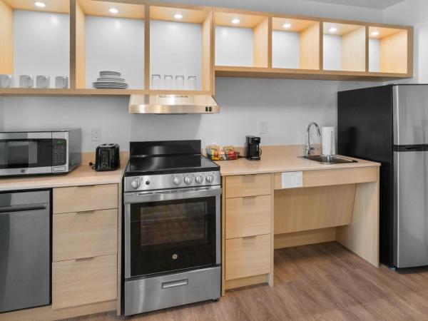 TownePlace Suites Jacksonville Airport : photo 4 de la chambre suite 1 chambre lit king-size avec canapé-lit