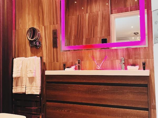 Hotel Kutuma : photo 9 de la chambre suite junior avec un lit king-size