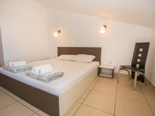 Villa Monsena : photo 3 de la chambre chambre familiale (2 adultes et 2 enfants)